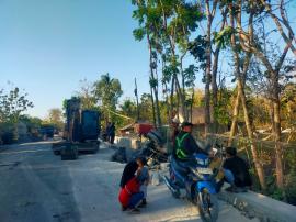 Truk Dam Muatan Proyek Terperosok Sepenuhnya ke Parit di Jalan Playen-Gading, Warga Geger